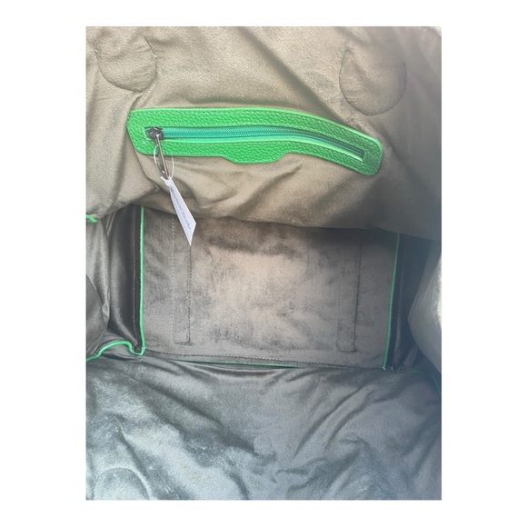 Beck Medium Classic Leather Tote in green - Picture 8 of 11